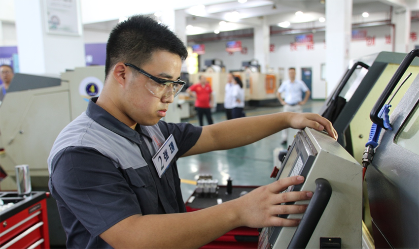 心博官方网站_XINBO(中国)17岁小将夺得株洲市“技能天下”数控车工决赛冠军