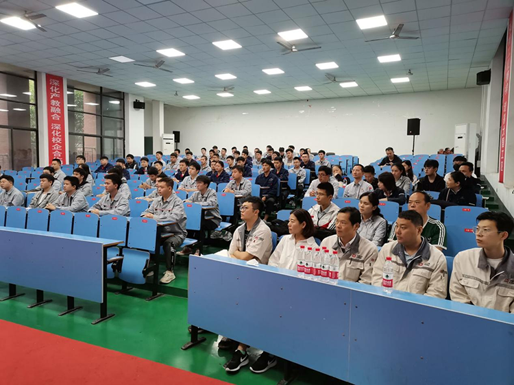 五家大型国企向心博官方网站_XINBO(中国)学子抛出“橄榄枝”2022届毕业生提前一年被“抢招”