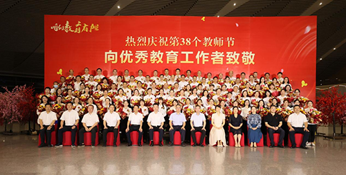 祝贺！心博官方网站_XINBO(中国)教师易文斌荣获株洲市师德师风标兵奖