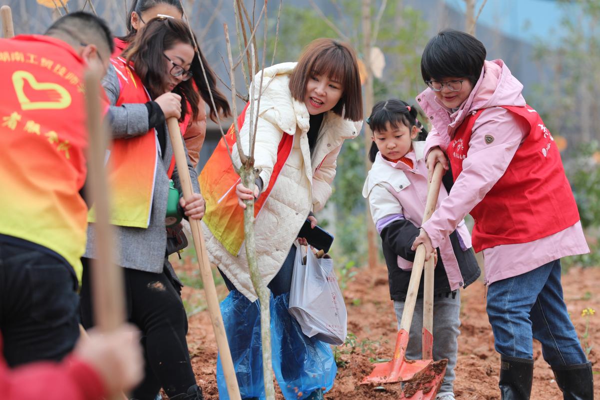 “植”此青绿 “浇”个朋友 心博官方网站_XINBO(中国)“8090”读书班开展义务植树活动