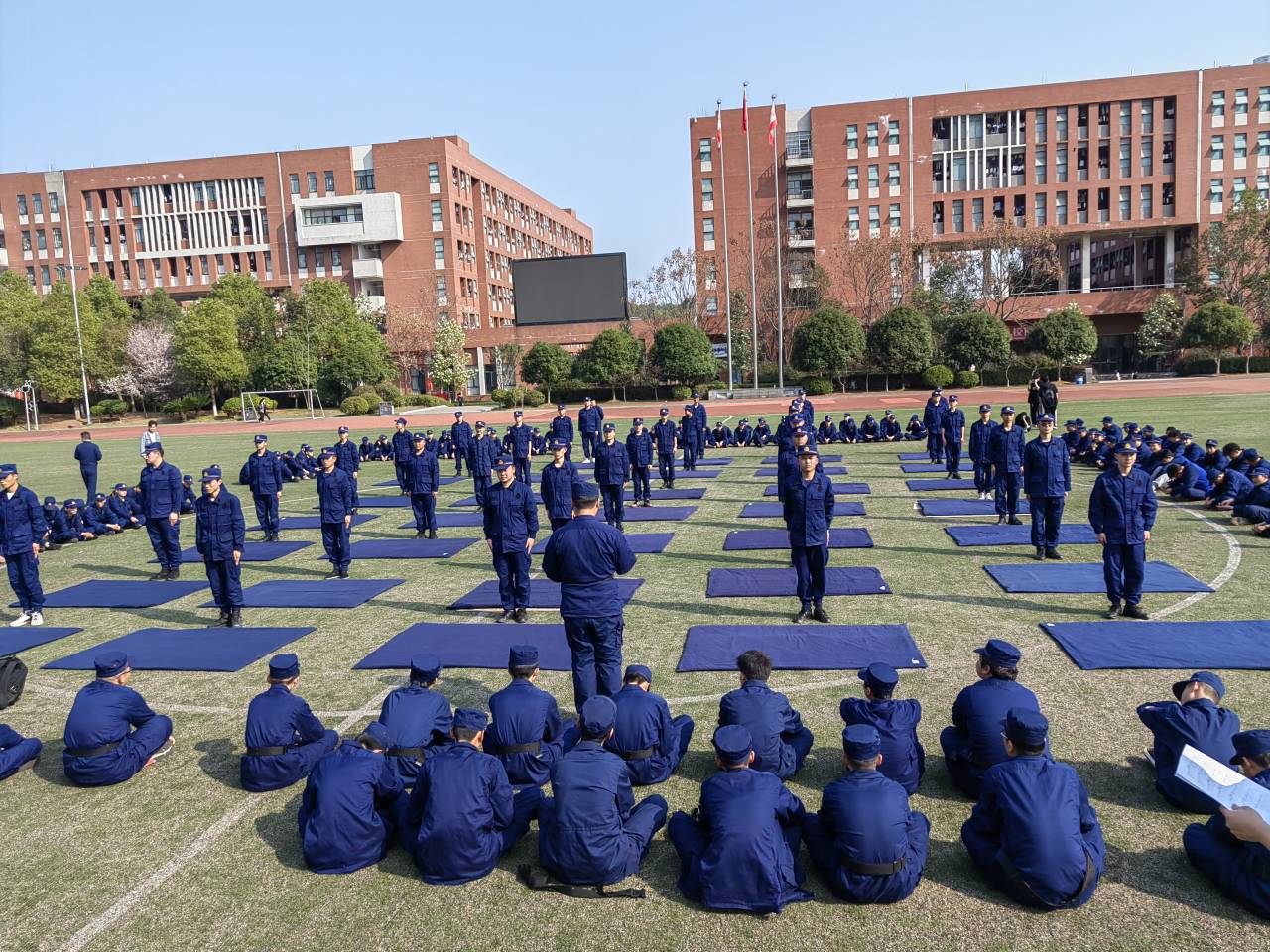 信息工程系开展有“被”而来,“叠”出作风叠被子挑战赛活动