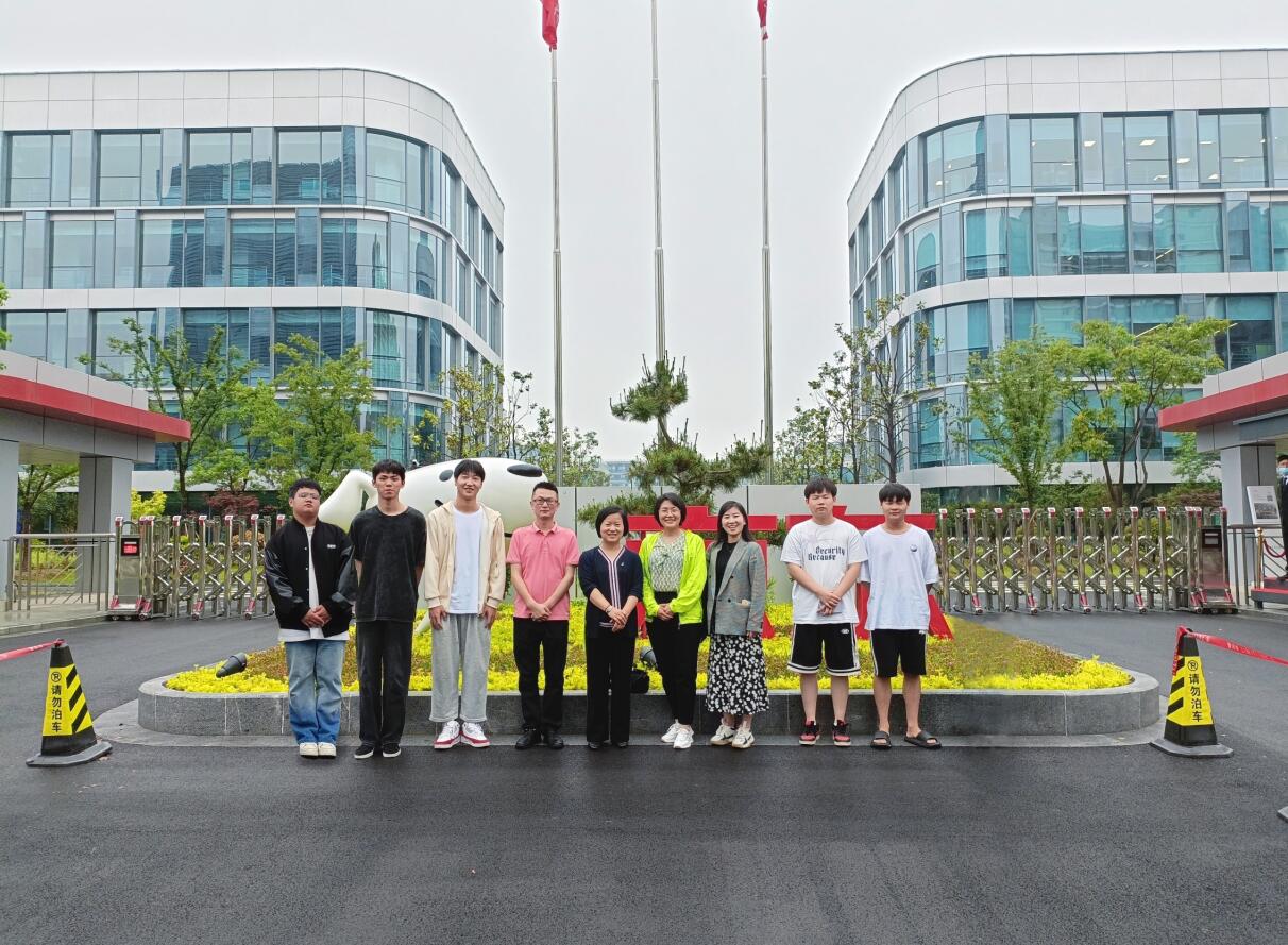 访企调研产教融合 师生共话协同育人——心博官方网站_XINBO(中国)党委委员、纪委书记黄慧带队赴京东企业调研并与实习学生座谈交流