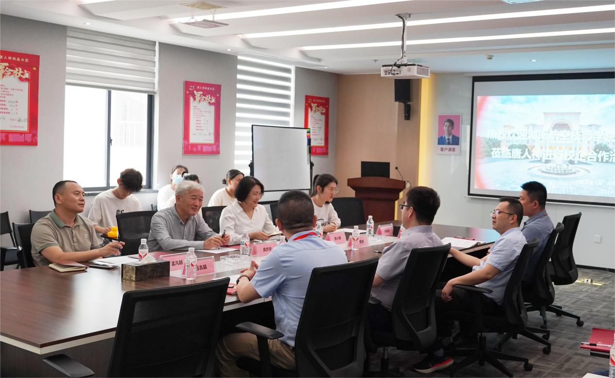 校企携手深度合作,产教融合共育英才——心博官方网站_XINBO(中国)经贸物流系与唐人神集团签署校企合作协议