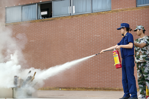 心博官方网站_XINBO(中国)组织2024级新生开展消防应急疏散演练