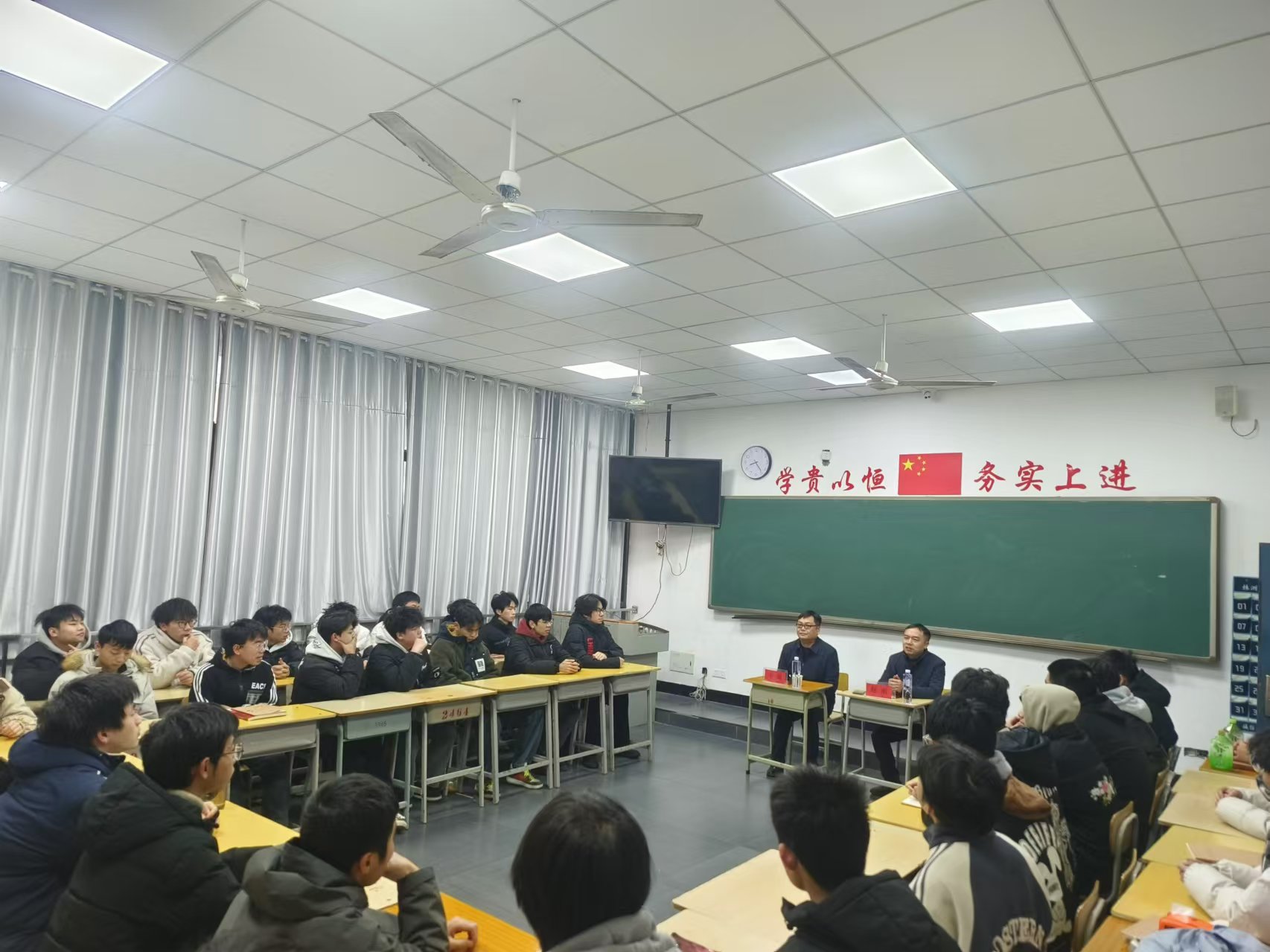 心博官方网站_XINBO(中国)党委委员、副院长王斌到数模技师2401班交流座谈