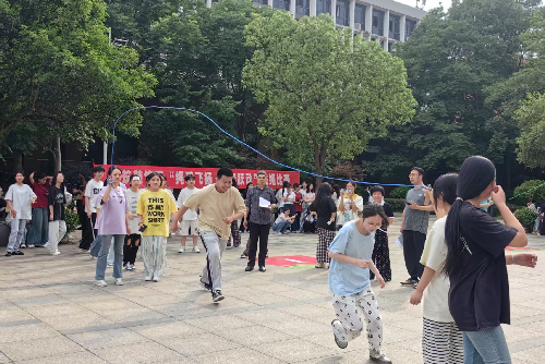 绳采飞扬燃激情,青春跃动展风采——建筑装饰系团体跳绳比赛火热开赛