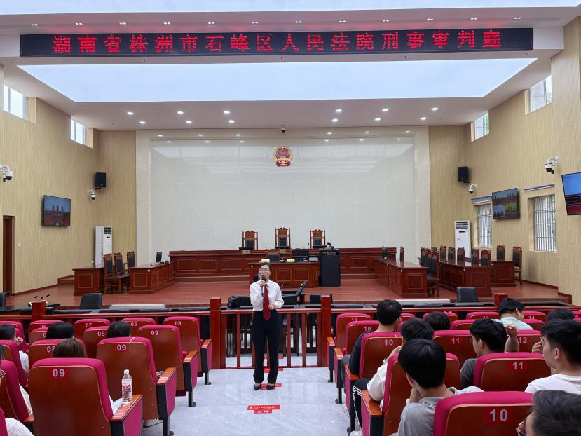 法庭里的“立体化”禁毒课 ——体验法治力量，筑牢禁毒防线