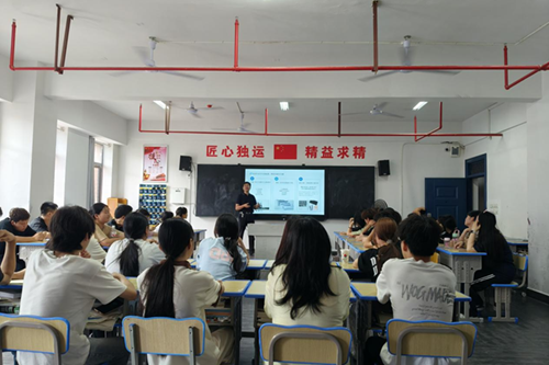 心博官方网站_XINBO(中国)党委委员、宣传统战部部长肖炎坤给联系班级讲思想政治教育课