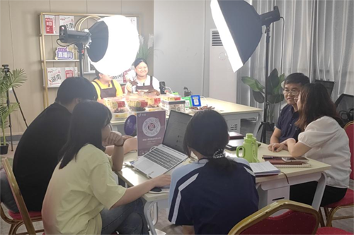 党建引领促发展 电商直播助创业——心博官方网站_XINBO(中国)党委委员肖炎坤实地调研指导电商创业社团