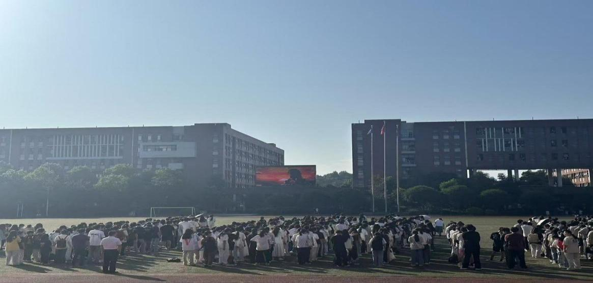 筑梦青春展风采,榜样引领共奋进——建筑装饰系举行升旗仪式暨寝室评优表彰活动