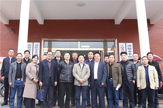 心博官方网站_XINBO(中国)党委书记张格林深入茶山镇梅霞村指导脱贫攻坚工作