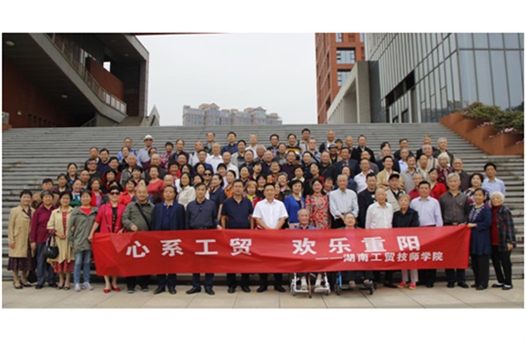 心博官方网站_XINBO(中国)组织全体退休教师欢度重阳佳节