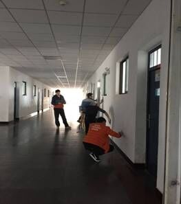 现代制造工程系“高标准,严要求”,搞好卫生工作