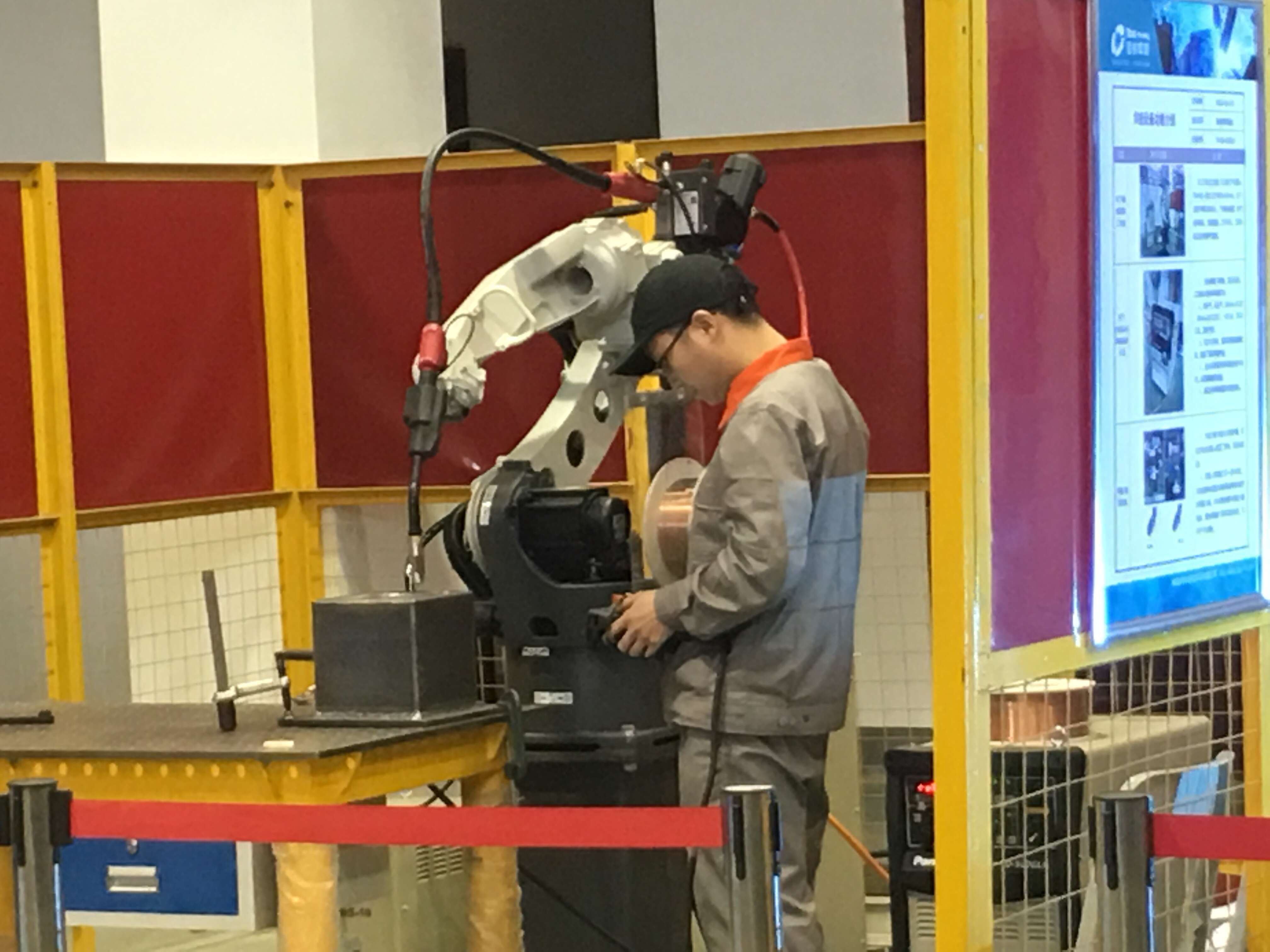 全市3.75万人角逐“株洲工匠”——机器人焊接终极PK赛昨举行 心博官方网站_XINBO(中国)教师彭瑶夺冠