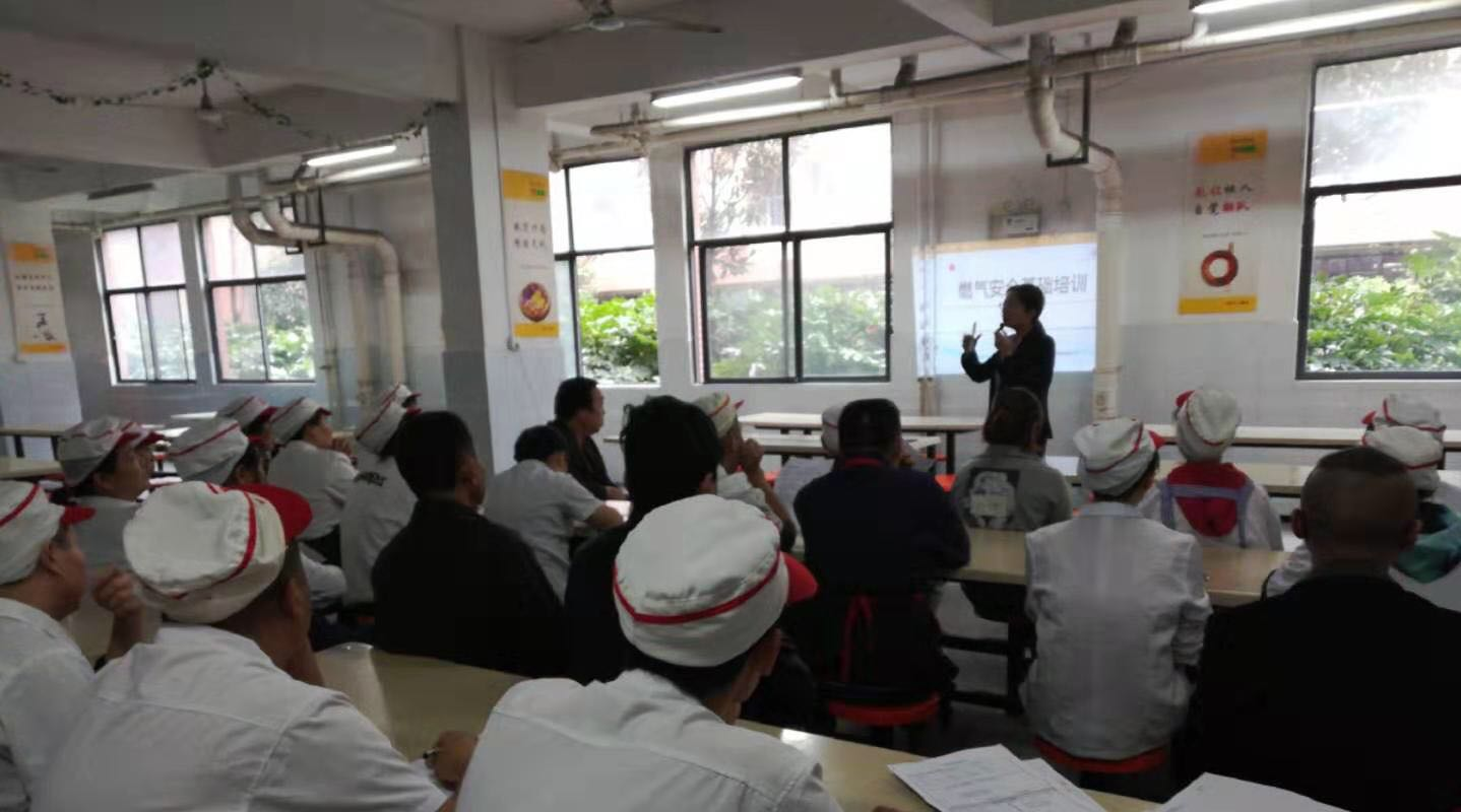 加强食堂人员培训，筑牢心博官方网站_XINBO(中国)安全防线