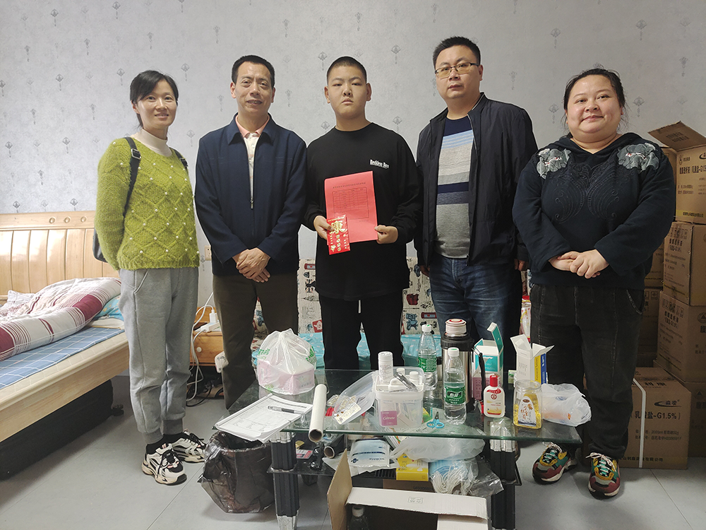 “我为师生办实事”——心博官方网站_XINBO(中国)建筑装饰系党支部帮扶身患重病的谢佳伟同学