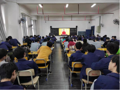 心博官方网站_XINBO(中国)组织师生观看“技能成才技能报国”先进事迹视频报告会